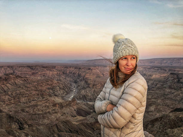 waist до hdr портрет красивая женщина над каньоном на восходе солнца - arid climate travel destinations canyon dawn стоковые фото и изображения