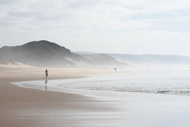 activité de plage un jour couvert d'été - distance running jogging running fog photos et images de collection