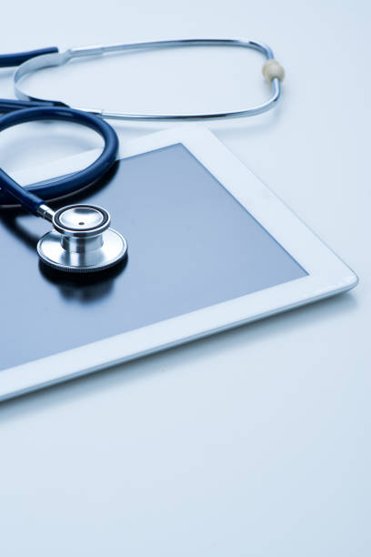 tabela digital - doctor digital display digital tablet healthcare and medicine - fotografias e filmes do acervo