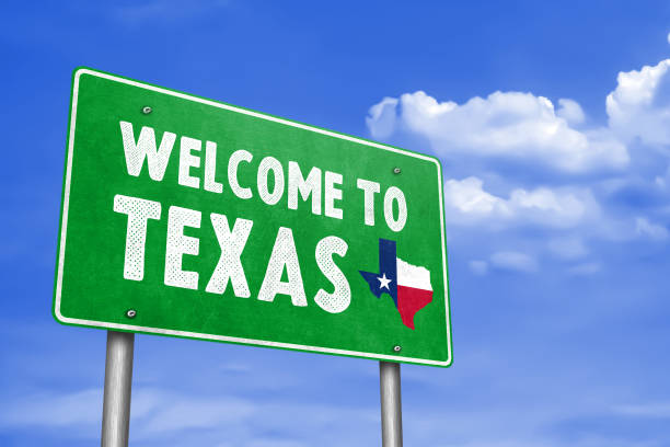 willkommen in texas - verkehrszeichen-nachricht - texas state flag stock-fotos und bilder