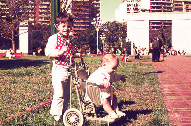 großer bruder mit schwester im park - big brother stock-fotos und bilder