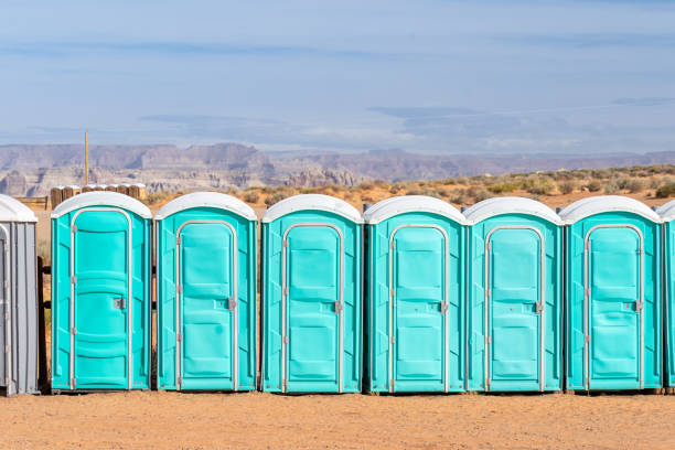 public Portable toilet Row of public Portable mobile toilet on the street outdoor portable toilet stock pictures, royalty-free photos & images