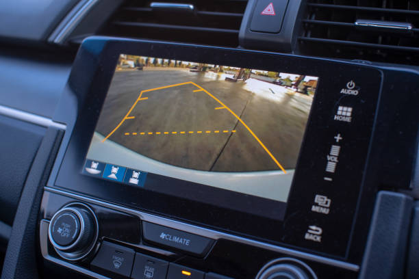 le système de vue arrière de voiture surveille la caméra vidéo inversée. - human settlement audio photos et images de collection