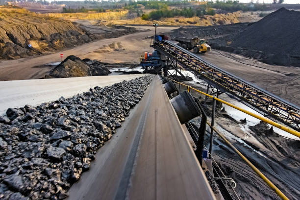 Coal Mining and processing Plant Equipment Coal Ore on a conveyor belt for processing mining conveyor belt stock pictures, royalty-free photos & images