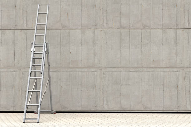 una escalera portátil contra una pared de hormigón - escaleras de aluminio fotografías e imágenes de stock