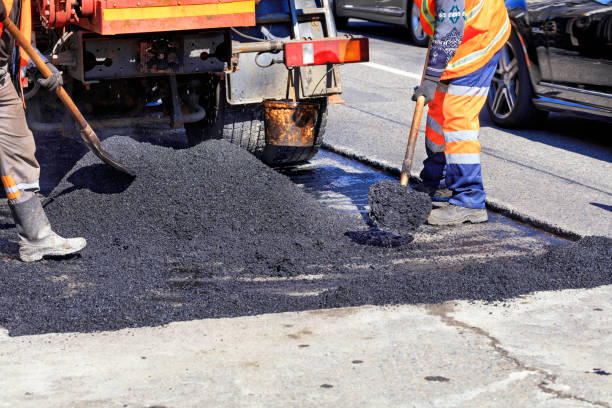 作業乗組員は均等に道路の修理されたサイトに手動でシャベルで熱いアスファルトを配布します。 - construction worker manual worker construction group of people ストックフォトと画像