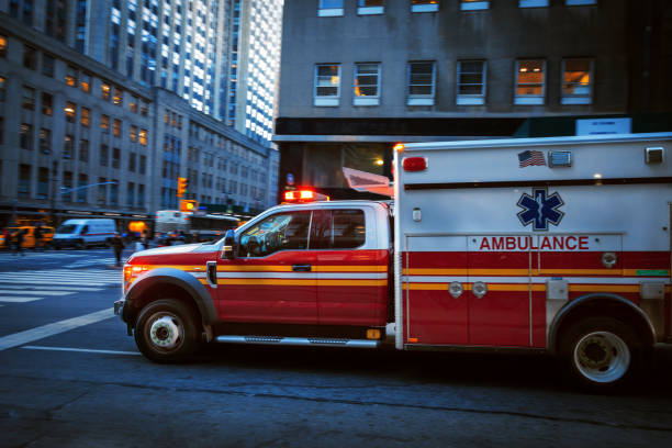 ambulanza motion blur stati uniti - accident auto accidents car ambulance foto e immagini stock