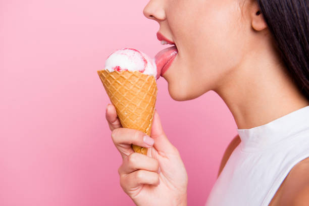 primo piano profilo vista laterale ritratto di lei lei bella attraente allegro allegro signora leccare preferito sapore di gusto bacche di gelato isolato su sfondo pastello rosa - licking foto e immagini stock