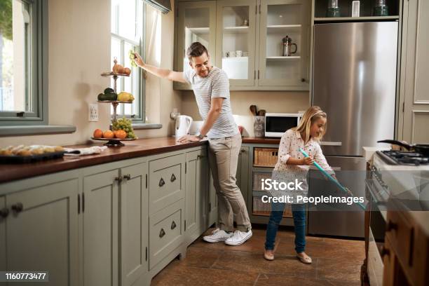 We Geven Mam De Dag Af Stockfoto en meer beelden van Schoonmaken - Schoonmaken, Keuken, Familie