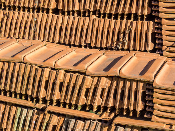 家のための屋根瓦 - roof tile nature stack pattern ストックフォトと画像