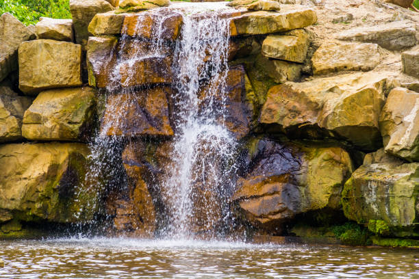 cascada con grandes rocas, hermosa arquitectura de jardín, fondo de la naturaleza de agua corriente - boulder flowing water mountain range rock fotografías e imágenes de stock