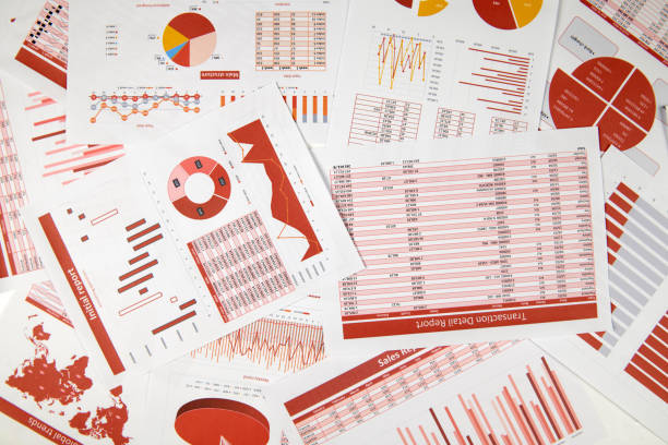 flache obere ansicht des geschäftsarbeitsbereichs - berichte mit daten, tabellen und analysediagrammen. business financial accounting konzept. - spreadsheet stock-fotos und bilder