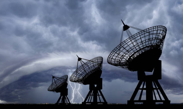stoviglie satellitari al thundershtorm. - radar foto e immagini stock