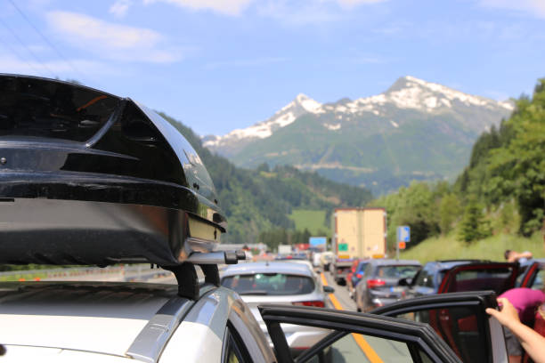 korek po wypadku w tunelu gottharda - traffic jam traffic germany car zdjęcia i obrazy z banku zdjęć