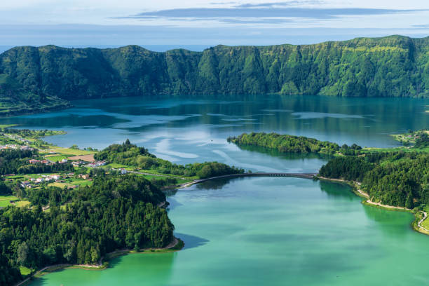 lago sete cidades nelle azzorre - san miguel foto e immagini stock