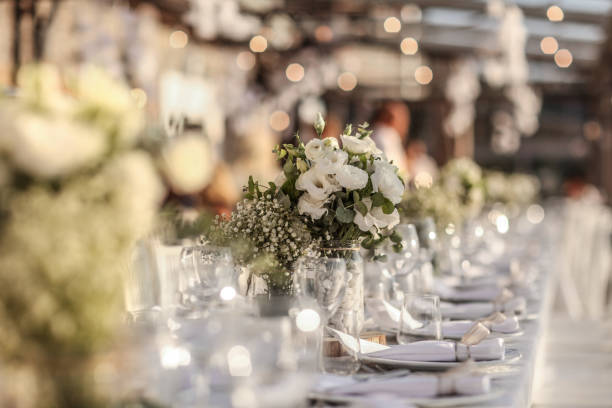 mesa de comedor bien decorada - wedding reception fine dining table restaurant fotografías e imágenes de stock