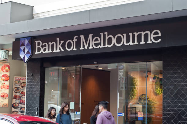 la gente cammina di fronte alla filiale della città di bank of melbourne in cina a melbourne in australia - melb foto e immagini stock