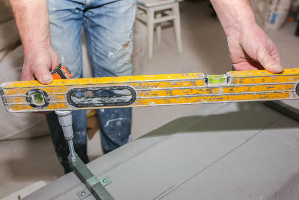 istock Bath installation. Worker is making measures with spirit level. Maintenance repair in the flat. Renovation process. 1160788480