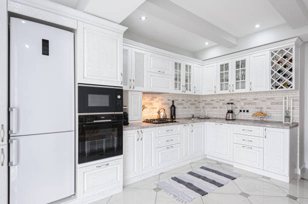 modern white wooden kitchen interior - blender white empty sparse imagens e fotografias de stock