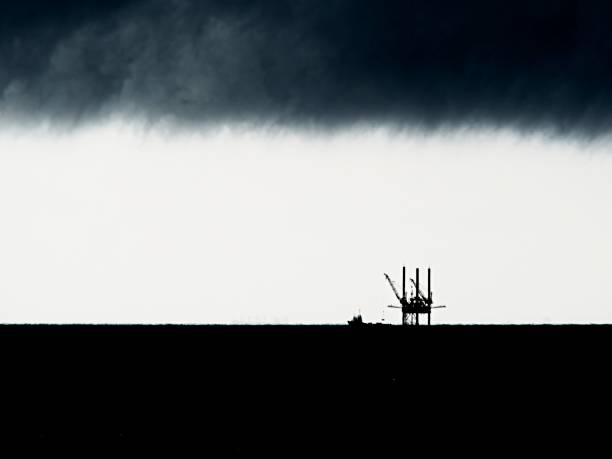 ölplattform mit sturmwolken 2 - oil rig sea oil storm stock-fotos und bilder