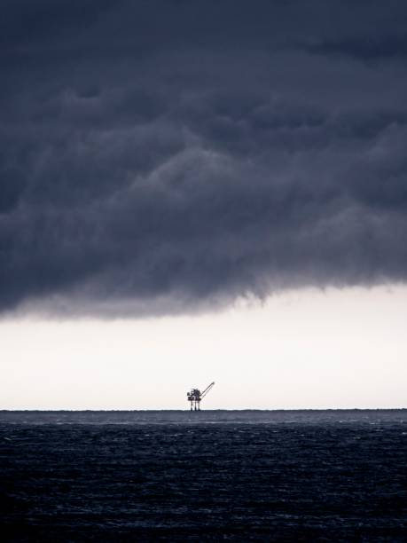 ölplattform mit sturmwolken 3 - oil rig sea oil storm stock-fotos und bilder