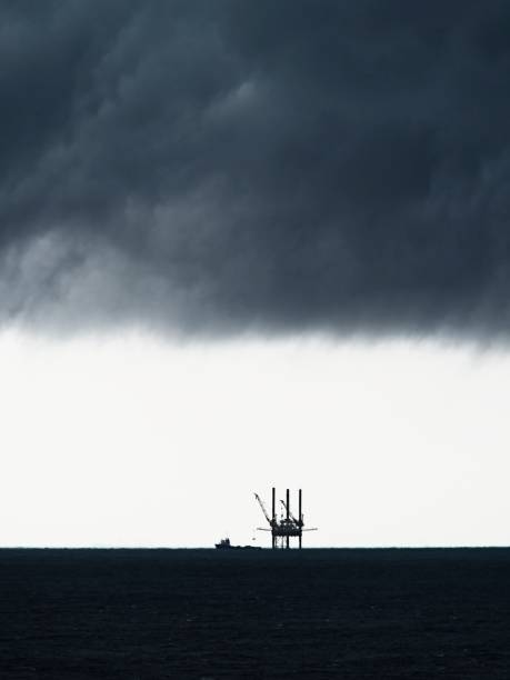 ölplattform mit sturmwolken 1 - oil rig sea oil storm stock-fotos und bilder