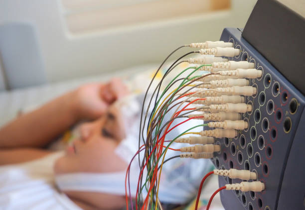 ragazza con elettrodi eeg attaccati alla testa per un test medico - electrode foto e immagini stock