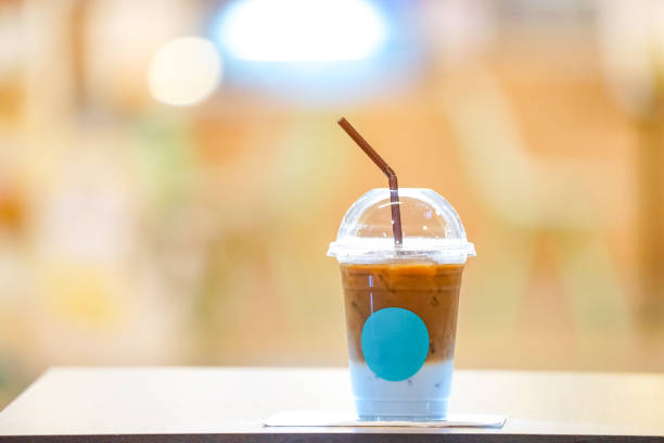 kawa z niebieskim mlekiem w buttom - hilight zdjęcia i obrazy z banku zdjęć
