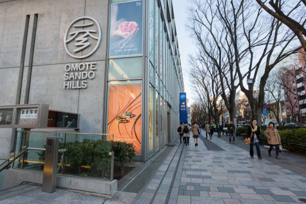 omotesando hills en tokio, japón - omotesando hills fotografías e imágenes de stock