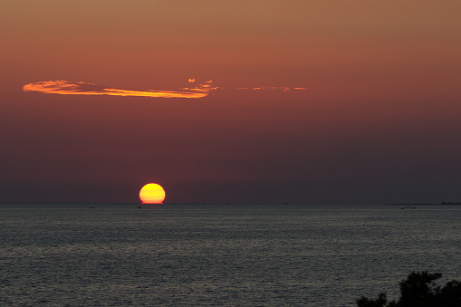 Hermosa puesta de sol increíble en el mar Jónico es único, la playa de San Gregorio en Puglia en Italia photo