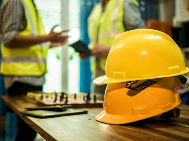 żółty kask bezpieczeństwa kask dla projektu bezpieczeństwa robotnika jako inżynier lub pracownik, w biurze, koncepcja bezpieczeństwa - occupational safety and health zdjęcia i obrazy z banku zdjęć