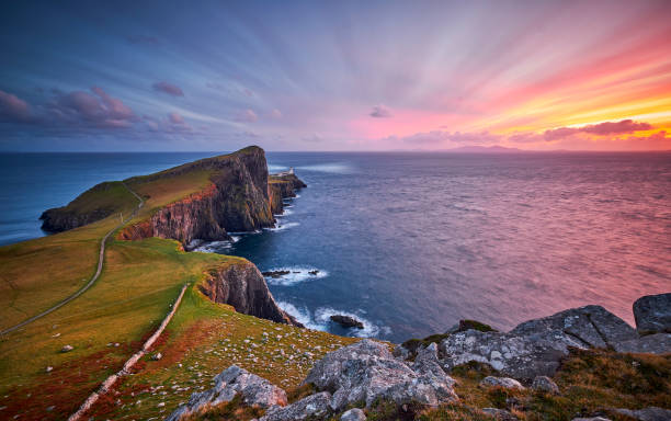 니스트 포인트 등대, 스카이 섬, 스코틀랜드, 영국 - ocean cliff 뉴스 사진 이미지