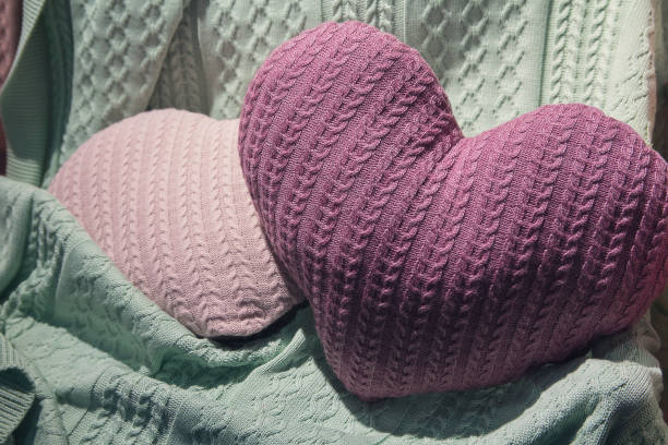 almohadas en forma de corazones y mantas en la cama. romance - heart shape pillow cushion textile fotografías e imágenes de stock