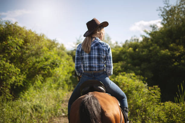 cowgirl a cavallo in natura - shirt checked women wild west foto e immagini stock