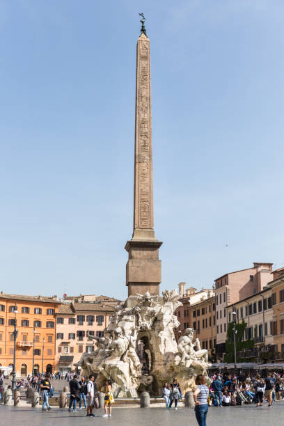 fontanna czterech rzek zaprojektowana w 1651 roku przez gian lorenzo berniniego. - statue vertical full length front view zdjęcia i obrazy z banku zdjęć