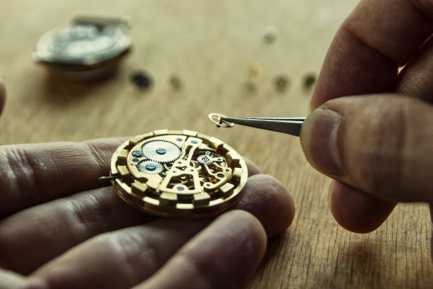 l'orologiaio sta riparando l'orologio da polso, l'orologio meccanico - watch maker work tool repairing watch foto e immagini stock