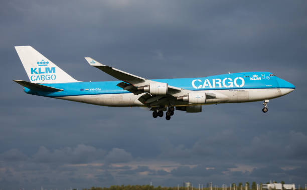 klm cargo boeing 747-400 ph-cka samolot towarowy lądowania na lotnisku amsterdam schipol - boeing boeing 747 airplane cargo container zdjęcia i obrazy z banku zdjęć