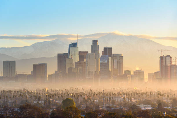 gratte-ciel du centre-ville de los angeles au lever de soleil de smog - smog photos et images de collection