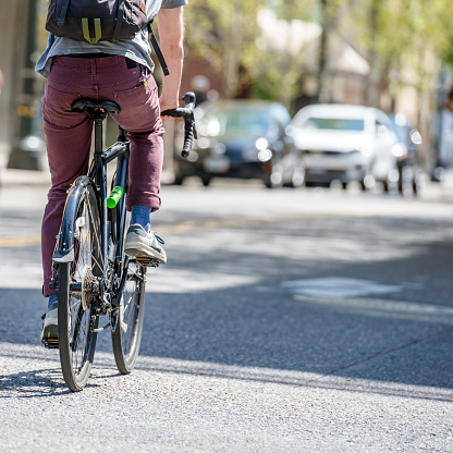 Ciclismo monta en bicicleta en la calle de la ciudad amigable para el ciclismo photo