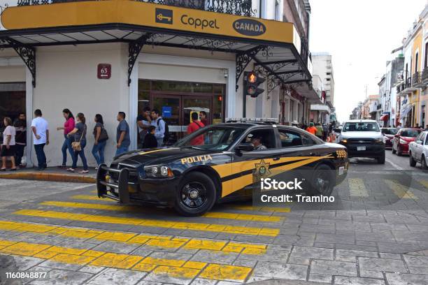 Auto Della Polizia Messicana Dodge Charger Che Guida Per Strada - Fotografie stock e altre immagini di Forze di polizia