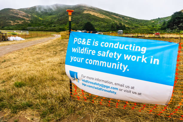 pg&e podpisuje informację, że spółka prowadzi prace nad bezpieczeństwem pożarów - marin headlands zdjęcia i obrazy z banku zdjęć