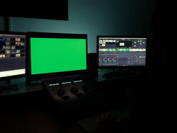 máquina de classifica�ção da cor para ajustar a cor no filme de vídeo digital com tela verde - color enhanced - fotografias e filmes do acervo