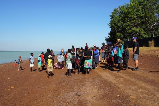 große gruppe von menschen an einem tiwi islands beach - tiwi stock-fotos und bilder