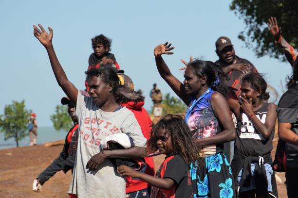 люди на пляже размахивая до свидания - northern territory стоковые фото и изображения