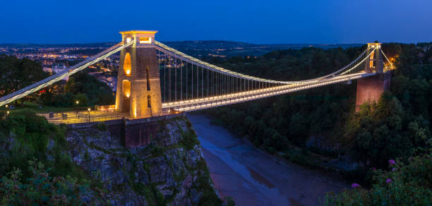 подвесной мост клифрон в бристоле, великобритания - bristol england county of bristol clifton suspension bridge bridge стоковые фото и изображения