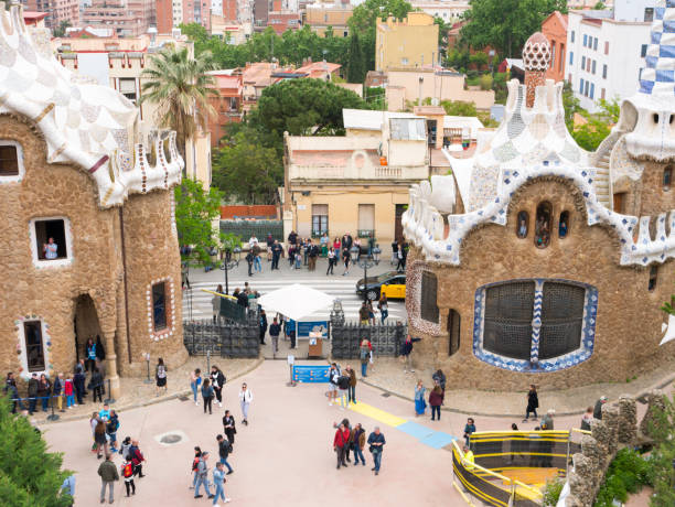 architettura colorata di antonio gaudi. il parc guell è il parco più importante di barcellona. spagna - antonio gaudi outdoors horizontal barcelona foto e immagini stock