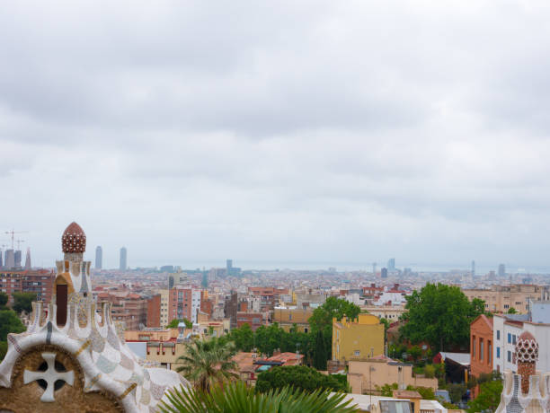 kolorowa architektura antonio gaudiego. parc guell jest najważniejszym parkiem w barcelonie. hiszpania - antonio gaudi outdoors horizontal barcelona zdjęcia i obrazy z banku zdjęć