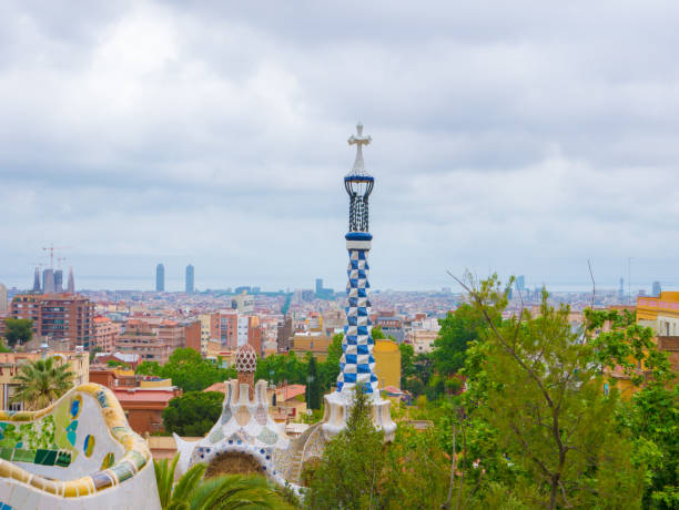 architettura colorata di antonio gaudi. il parc guell è il parco più importante di barcellona. spagna - antonio gaudi outdoors horizontal barcelona foto e immagini stock