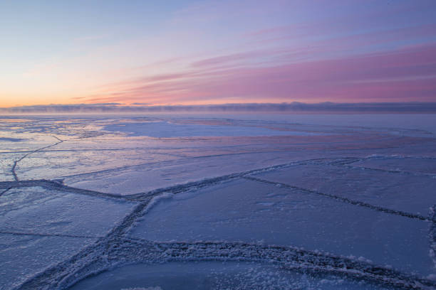 теплое свечение на зимнем свете - snow winter coastline sunrise стоковые фото и изображения