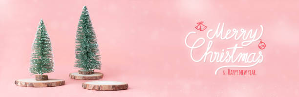 파스텔 핑크 스튜디오 배경에 선물 상자와 나무 로그 슬라이스 트렁크에 크리스마스 트리에서 메리 크리스마스와 새해. 휴일 축제 축하 인사말 card.copy 공간 텍스트를 추가 합니다. - backdrop design decoration winter 뉴스 사진 이미지